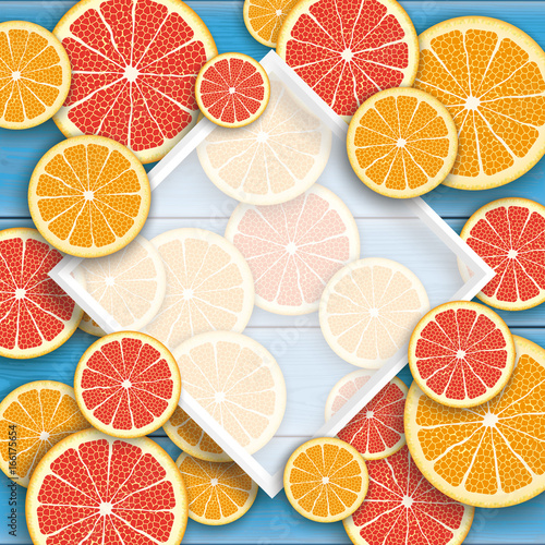 Grapefruits und Orangen mit einem Rahmen liegen auf einem blauen Holztisch