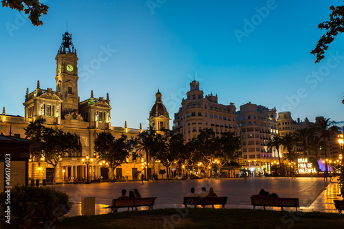 Nachtaufnahme Rathaus und Plaza del Ayuntamiento in Valencia