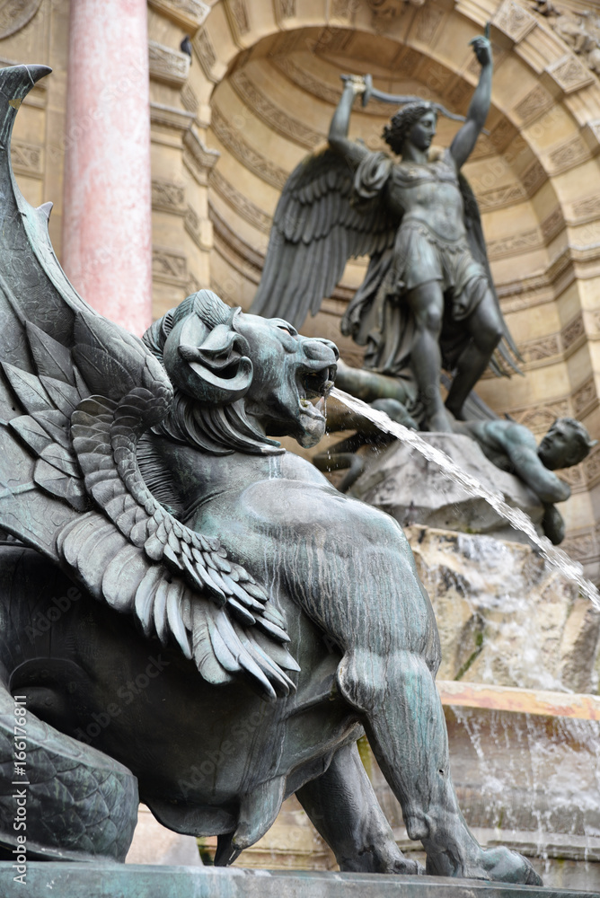 Statues de la fontaine Saint-Michel à Paris, France Statues de la fontaine Saint-Michel à Paris, France