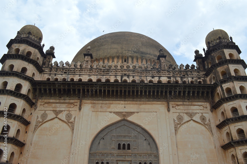 Naklejka premium Zamknij widok na Gol Gumbaz Bijapur Karnataka, mauzoleum Mohammeda Adila Shaha, sułtana Bijapur