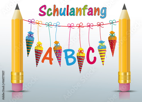 Hängende Zuckertüten mit ABC Buchstaben zwischen zwei Bleistiften - Thema Schulanfang