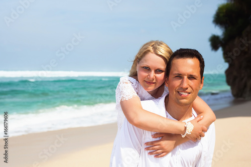 Romantic couple on the beach © 7stock