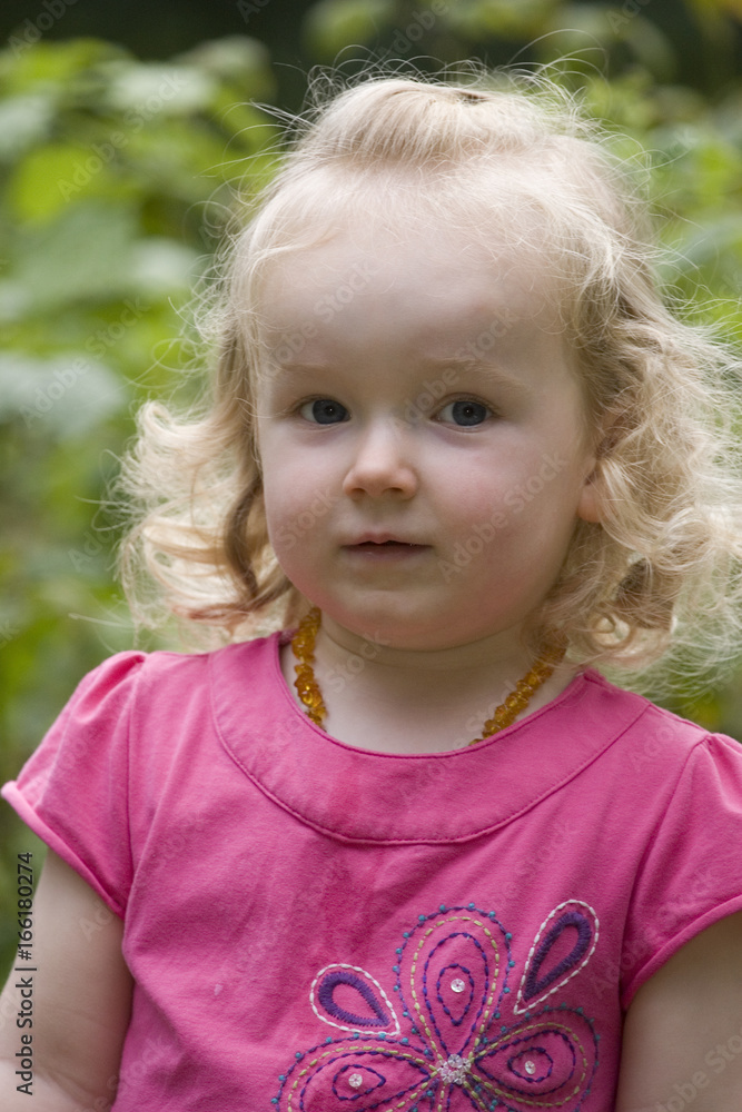 Blondes Mädchen im Garten Blondes Mädchen im Garten