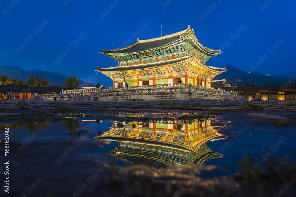 Fototapeta premium Gyeongbok palace in Seoul City, South Korea.