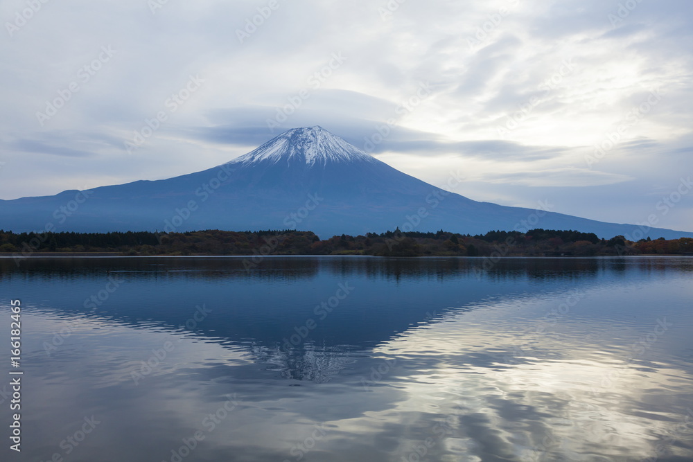 富士山と雲、静岡県富士宮市田貫湖にて