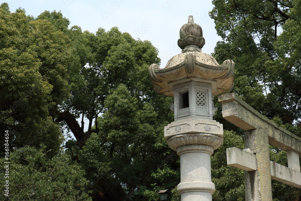 灯篭と鳥居 灯篭と鳥居