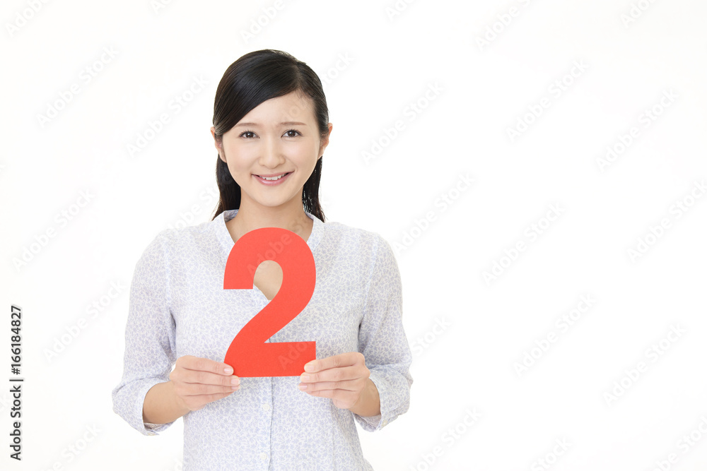 数字を持つ女性