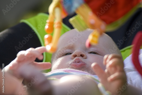 Baby spielt mit Spielzeug