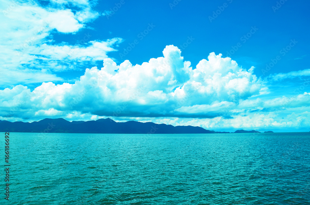 Obraz premium Sea and blue sky with clouds background