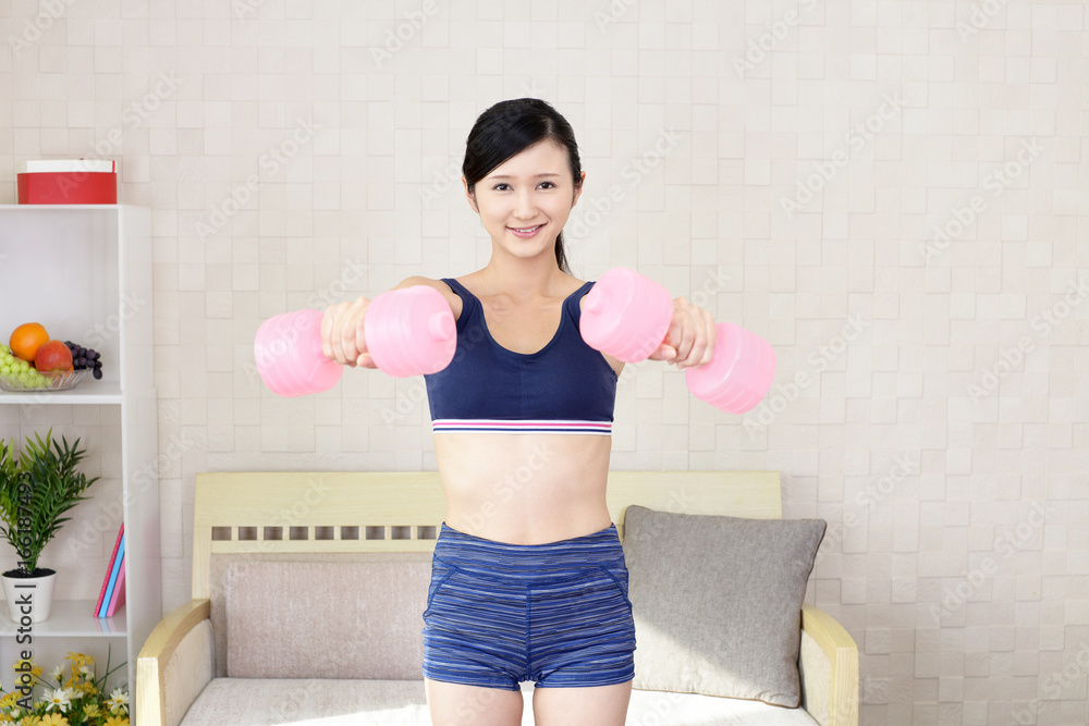 エクササイズをする女性