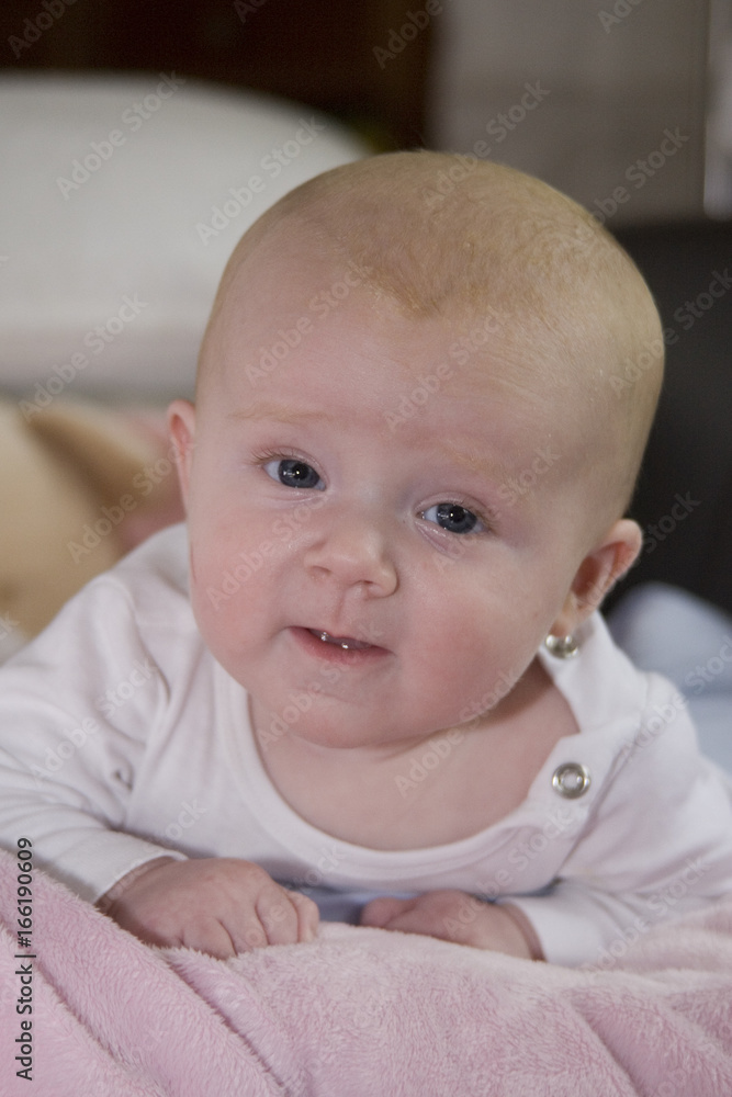 Baby übt Kopfheben Baby übt Kopfheben