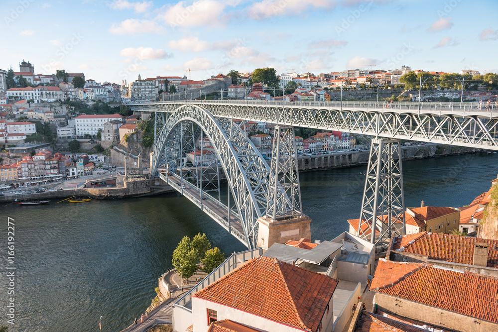 Le pont Dom-Luís sur Douro traversant la ville de Porto