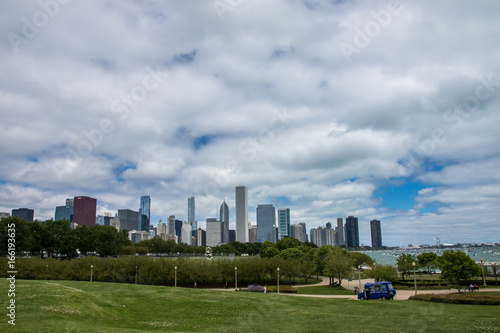 Stadtpark, Skyline mit Hochhäuser und Himmel mit Wolken, Chicago, Illinois