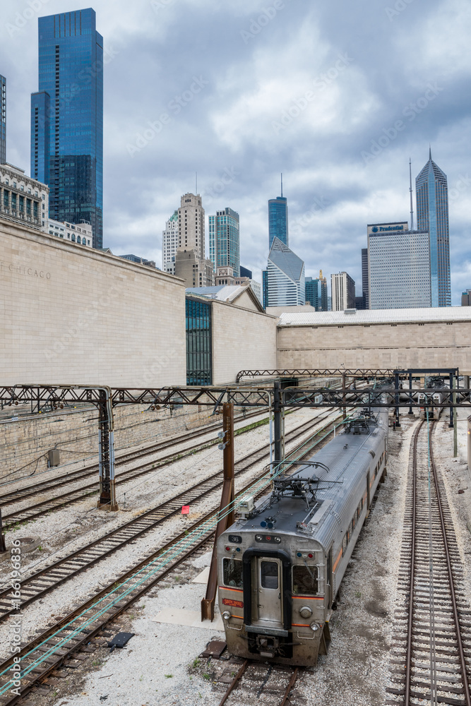 Naklejka premium Zug auf Gleisen in Chicago, downtown