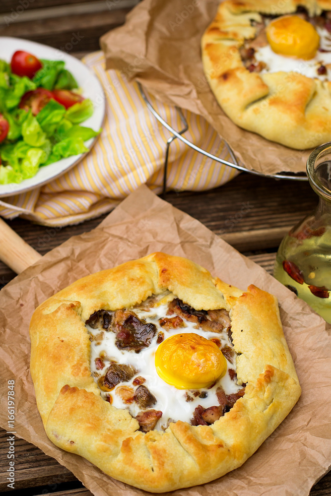 Savoury tart with bacon, mushrooms, chicken and egg Savoury tart with bacon, mushrooms, chicken and egg