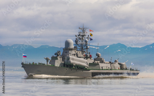 Photo Russian warship going along the coast