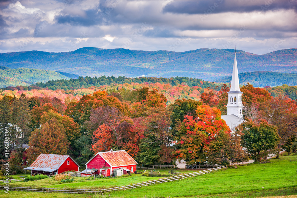Obraz premium Peacham, Vermont, USA town landscape during autumn.