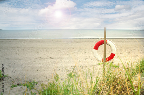 Sandstrand mit Rettungsring photo