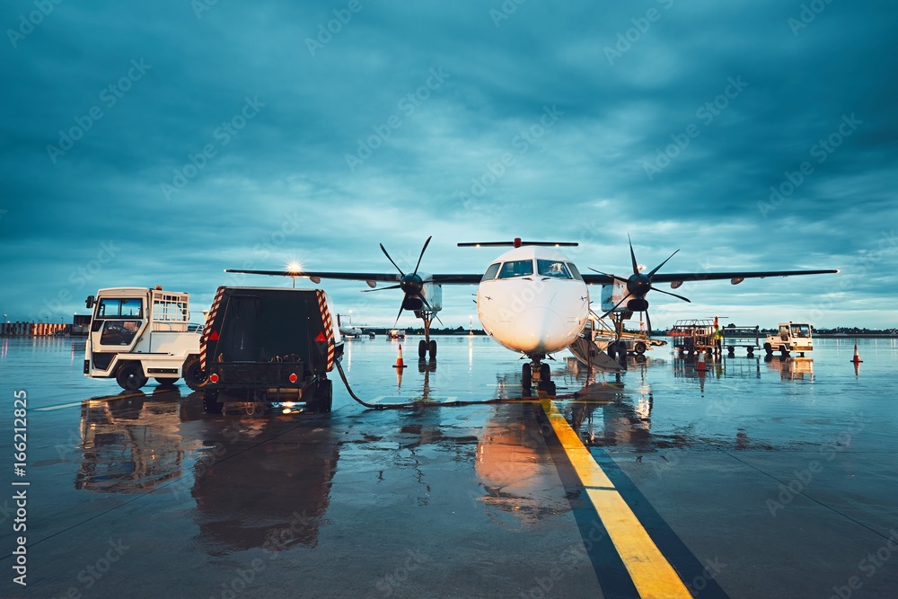 Obraz premium A busy airport in the rain