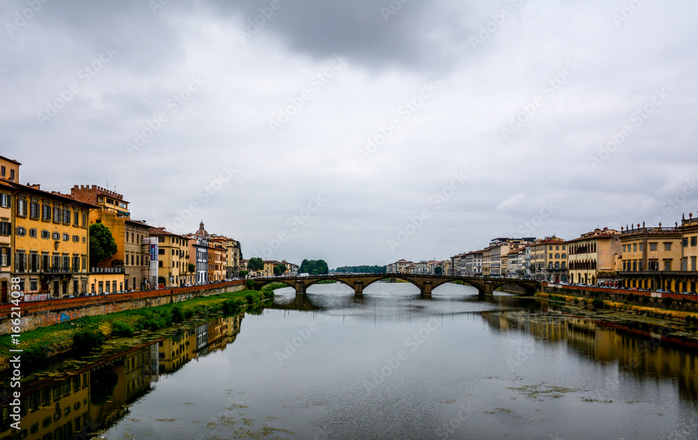 Puente en Florencia encima del rio Arno