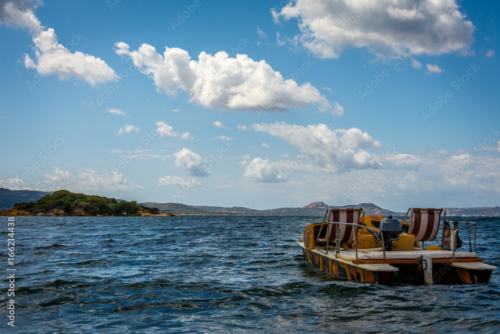 Barco flotando en la orilla del mar en Cerdeña Italia