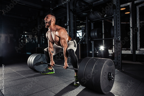 Obraz na płótnie Muscular men lifting deadlift w salonie