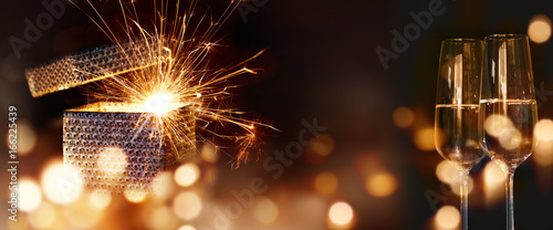Canvas Print Sparkling surprise gift with golden bokeh