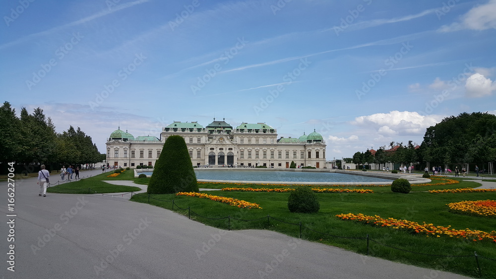 Obraz premium Grass field in front of Belvedere palace