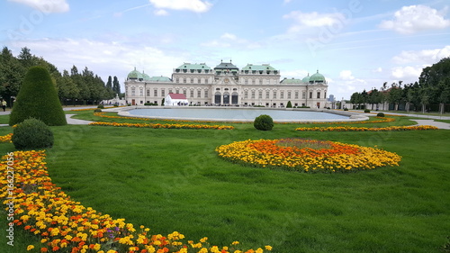 Foto Grass field in front of Belvedere palace