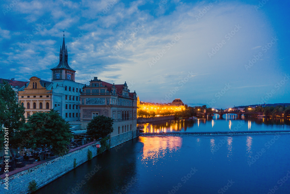 Fototapeta premium Starożytna architektura Starego Miasta i molo na rzece w Pradze, Republika Czeska