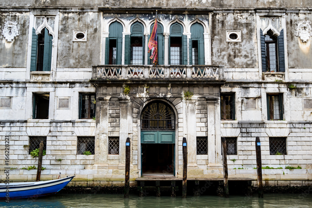 Ein Hauseingang an einem Kanal in Venedig Ein Hauseingang an einem Kanal in Venedig
