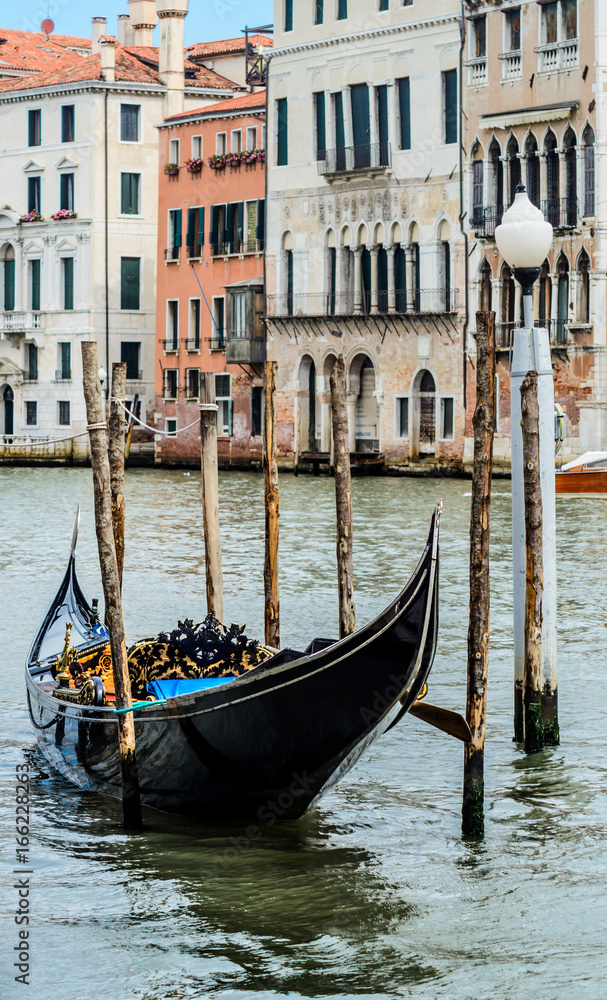 Eine majestätische Gondel in den Kanälen von Venedig
