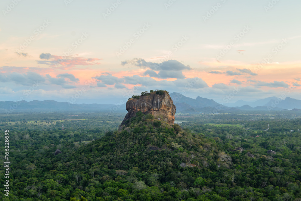 Die historische Felsfestung Sigiriya umgeben von einer atemberaubenden Landschaft