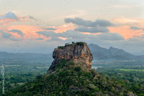 Der Fels Sigiriya im Abendrot von Sri Lanka