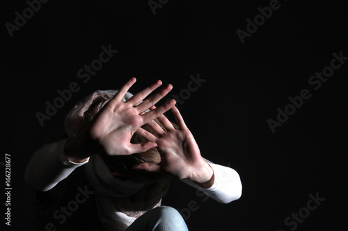 Junge Frau versucht sich zu sch√ºtzen