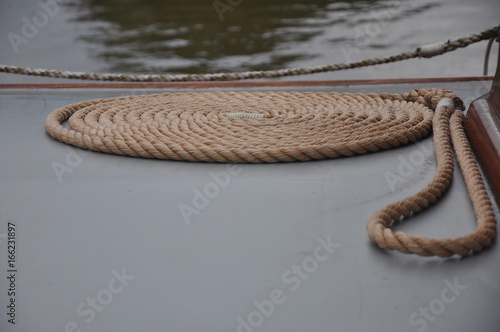 Anlegeseil für Boote zum Festmachen am Liegeplatz im Hafen photo