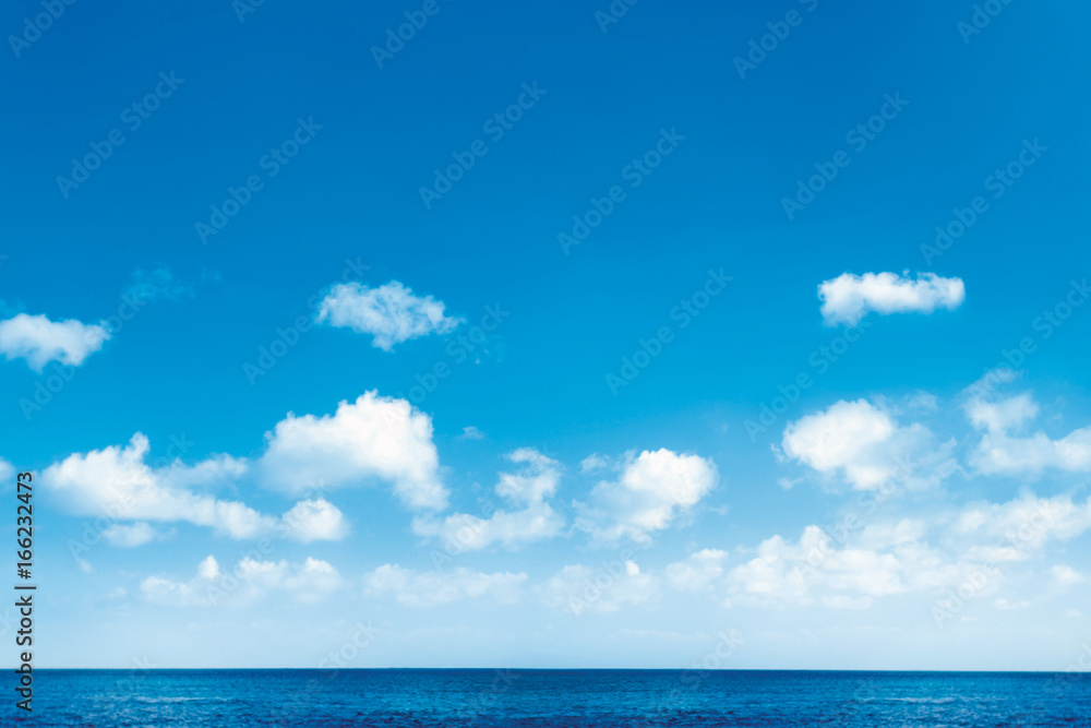 Obraz premium Sea and blue sky with clouds
