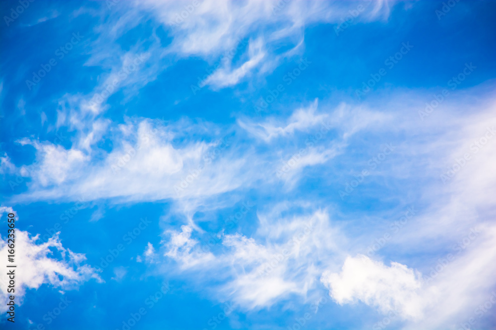 Obraz premium Blue sky with fluffy clouds