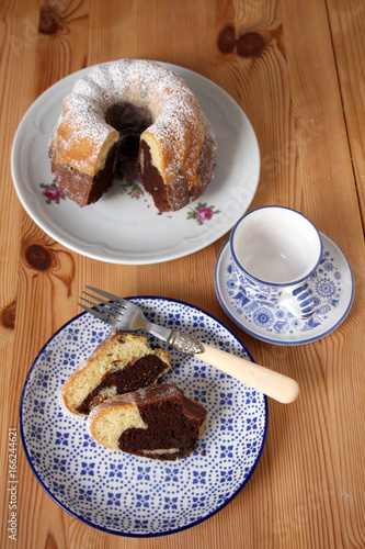 Kaffeetisch mit Marmorkuchen, Guglhupf