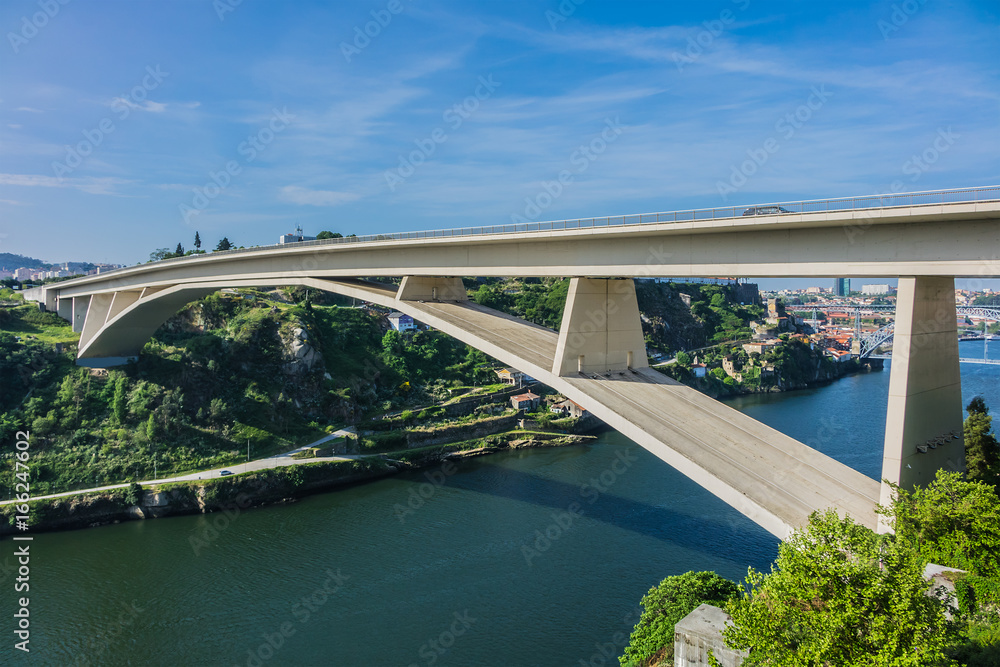Fototapeta premium Prince Henry Bridge (Ponte do Infante D. Henrique) over Douro Rive between cities of Porto and Vila Nova de Gaia, Portugal. Prince Henry Bridge: 280 meters arch span and 371 meters length.