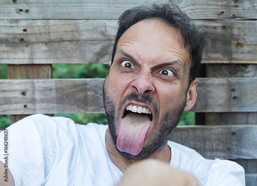 Quadro su tela homme tirant la langue grimace