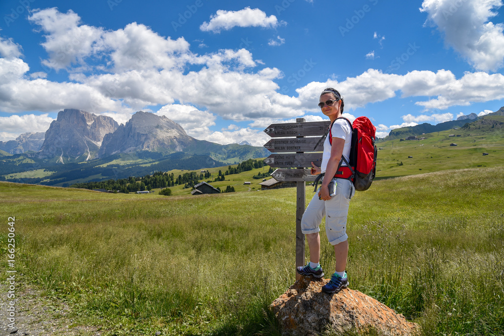 Frau mit Wander-Rucksack auf der Seiser Alm Frau mit Wander-Rucksack auf der Seiser Alm