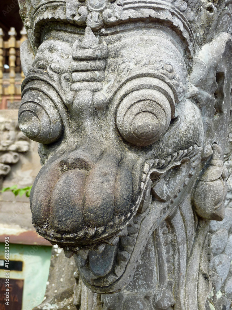 statue de pierre dans un temple de Bali