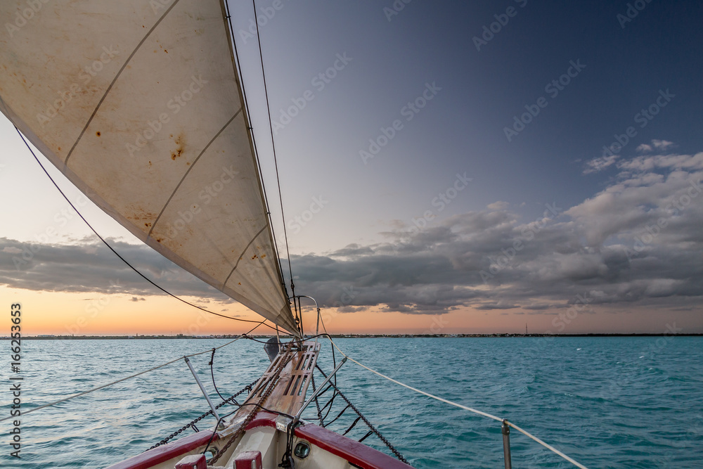 Obraz premium Sailing in the Keys Waiting for Sunset. Exposure done while in a Sailing Boat in the Keys, USA..