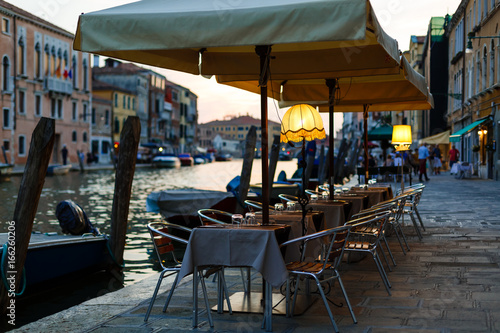 Fototapeta Naklejka Na Ścianę i Meble -  cafe near the Grand Canal after sunset, Venice - Italy