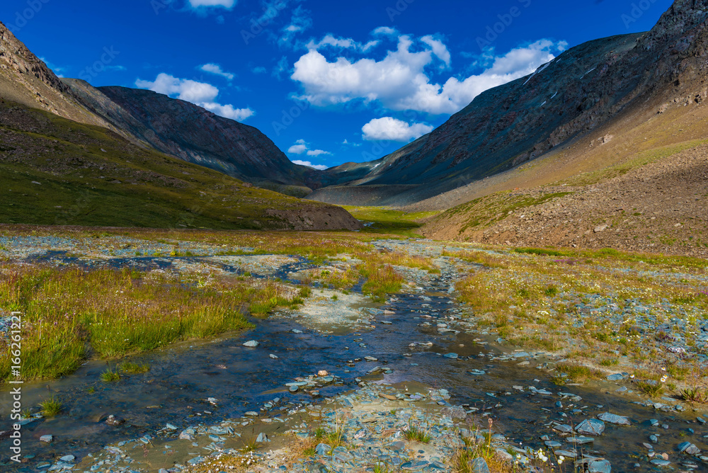 Gebirgsbach im Altai Gebirge Mongolei Gebirgsbach im Altai Gebirge Mongolei