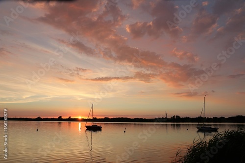 Romantik pur, malerischer Abendhimmel an der Schlei, Segelboote im Sonnenuntergang