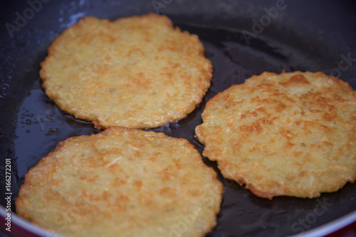 Placki ziemniaczane na patelni