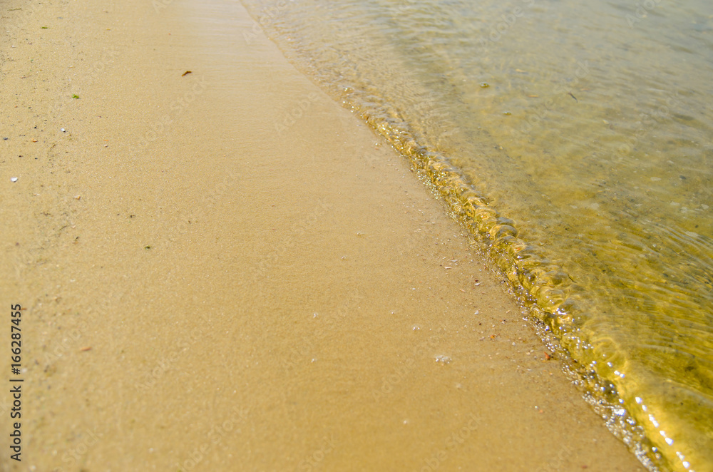 Obraz premium Soft waves on a sandy beach