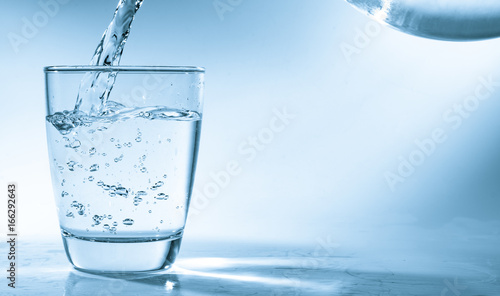 фотографія Drinking water is poured into a glass